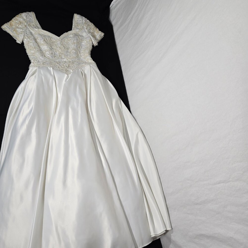 Vintage FOREVER YOURS 80s White Embroidery Bead- Bow Wedding Gown Dress Size 10. - Picture 5 of 17